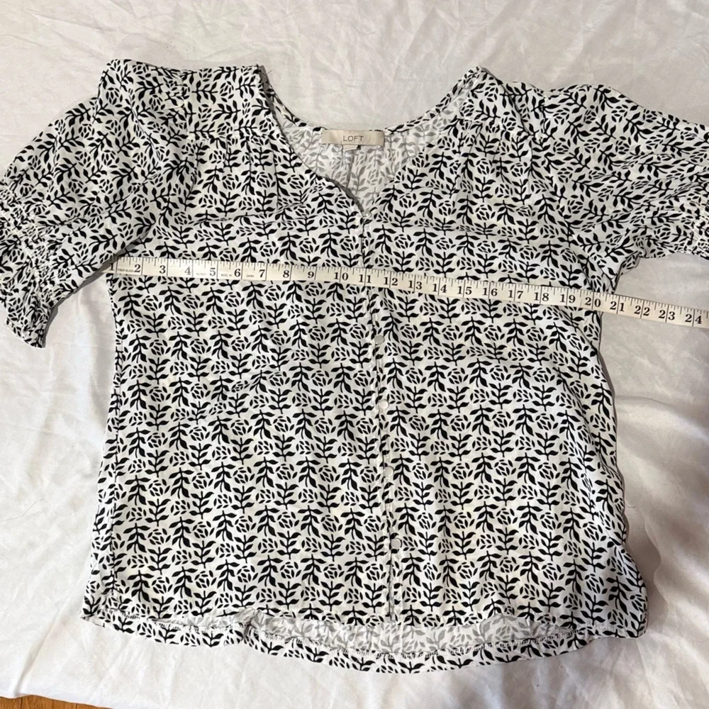 LOFT Floral white and black puff sleeves V-neck Blouse size S